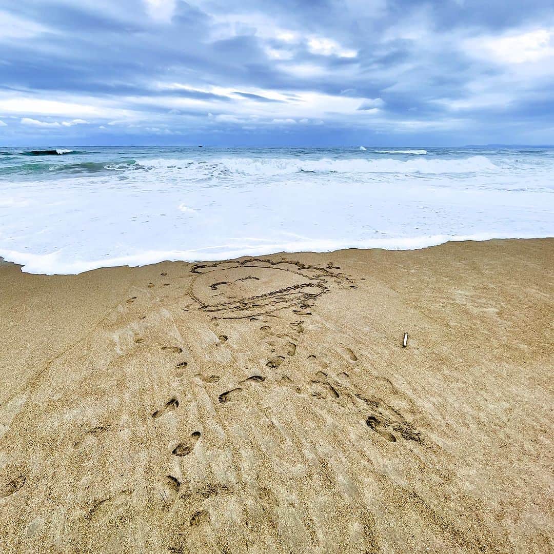 けらえいこさんのインスタグラム写真 - (けらえいこInstagram)「初めて伊良湖に行って鷹の渡りを見てきました。途中、恋路ヶ浜で裸足になって、いま流行りの「アーシング」☺️  砂に絵も描いたけど、これって自分の足跡を付けずに描けないもんかな？ 毎回思う‥‥😅  つづく  #伊良湖 #恋路ヶ浜」10月11日 2時18分 - keraeiko
