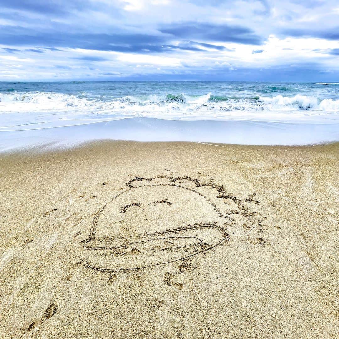 けらえいこさんのインスタグラム写真 - (けらえいこInstagram)「初めて伊良湖に行って鷹の渡りを見てきました。途中、恋路ヶ浜で裸足になって、いま流行りの「アーシング」☺️  砂に絵も描いたけど、これって自分の足跡を付けずに描けないもんかな？ 毎回思う‥‥😅  つづく  #伊良湖 #恋路ヶ浜」10月11日 2時18分 - keraeiko