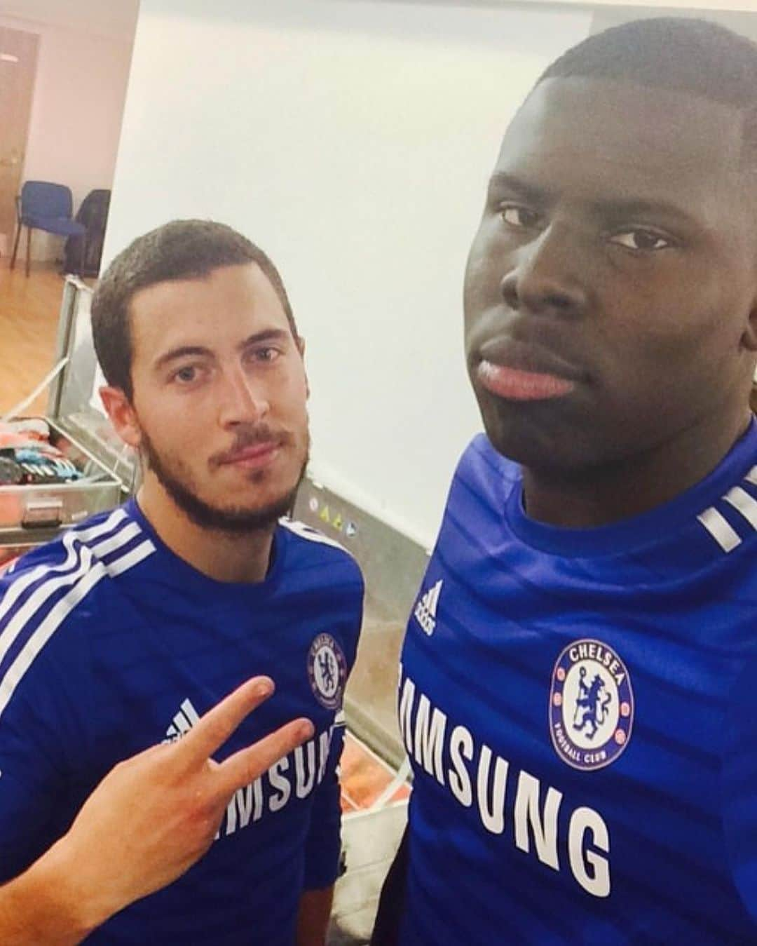 クル・ズマさんのインスタグラム写真 - (クル・ズマInstagram)「Definitely one of the BEST player i ever played with.. THANK YOU for everything brother @hazardeden_10 i wish all the best for your future 🤲🏿 may God bless you and you family ❤️🤲🏿 You’ll be missed ! MERCI FRERO」10月11日 2時20分 - kurtzouma