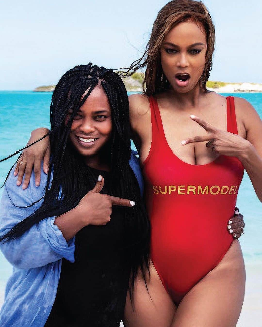 タイラ・バンクスのインスタグラム：「When I started modeling so many years ago, there were hardly any black photographers. And FEMALE black photographers…well…I honestly can’t remember working with any in my years of doing fashion.   So when I knew I was going to grace the cover of Sports Illustrated Swimsuit Edition for the 3rd time, I wanted to give a black FEMALE photographer 👩🏽‍🦱 a career changing opportunity. Just like my past @si_swimsuit covers changed my career big time.   I searched social media, high and low. IG, Pinterest…scrolling scrolling scrolling and then WOW… I landed on @larettahouston 📷  Laretta’s work was edgy, artistic, had depth. She had the eye 👁️. And I knew that because she was a woman, and more specifically a black woman, there was a chance that the world at large would not get to witness her creative genius.   I presented her work to @mj_day at SI Swim 👙 and without hesitation, MJ said “Yes, yes and yes!!!”   Cut to a month later and we were all on the beach of the Bahamas and OMG…Laretta is right there photographing me! As I posed for her lense on that sand, my heart was so full because I felt that her career was about to change. She later told me she was so nervous, but I couldn’t tell. She was a BOSS 💪🏾on that beach. Leading her team and getting shot after great shot.  The Bahamas sun set and we left the island 🏝️ and the cover debuted! One of my fave covers EVER! But I didn’t want that to be the end of my work with Laretta. After we helped to made sure she got a good agent, I couldn’t leave my work with her to just that one (major) job.   Over the years, I have requested Laretta to photograph me for other shoots. Large campaigns. And the most recent is @karen_millen. And again, she nailed it. 💪🏾  Every time I work with Laretta, it just feels so good. She’s the truth. And now the world 🌎 knows she is, too.   Keep dreaming, y’all. Your time to shine will come. 💫   💛TyTy」