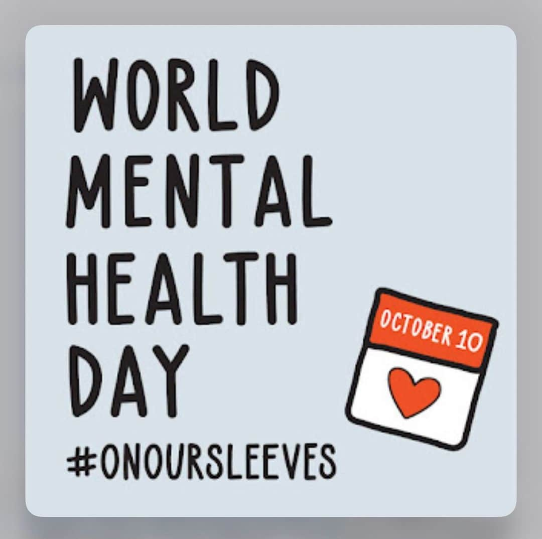 デヴィッド・アークエットのインスタグラム：「#WorldMentalHealthDay is October 10 and it’s the perfect time to check in on the kids in your life! The Key? Having conversations about mental health before issues like anxiety, bullying or depression arise so they’ve better equipped to ask for help. @OnOurSleevesOfficial can help you have these convos! Visit OnOurSleeves.org!」