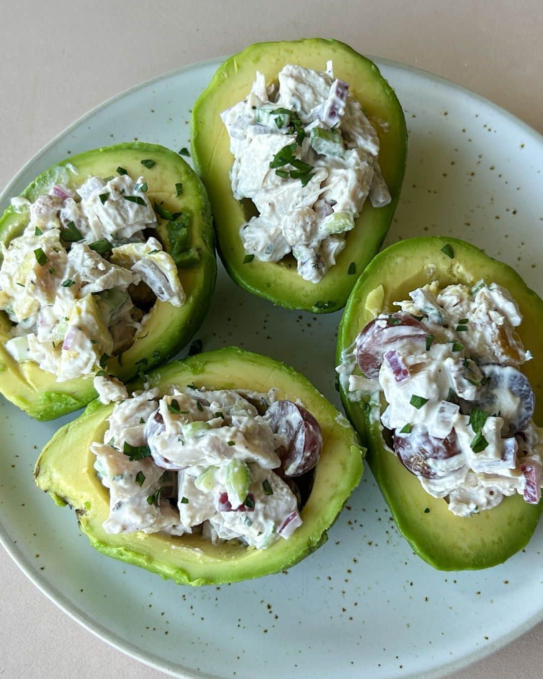 Food Republicのインスタグラム：「Chicken Salad-Stuffed Avocados Recipe   Classic chicken salad gets a creamy, tangy twist with the audition of chopped avocado and Greek yogurt...and then it's stuffed into an avocado.  Recipe developed in collaboration with @alexanderbakes   Prep Time: 15 minutes  Cook Time: 0 minutes  Servings: 4 servings   Ingredients: - ½ cup Greek yogurt - ½ cup mayonnaise - 1 teaspoon yellow mustard - 2 tablespoons lemon juice - 1 teaspoon salt - ¼ teaspoon ground black pepper - 4 cups cooked chicken, chopped - ¼ red onion, diced - 3 stalks celery, diced - 3 tablespoons chopped parsley, divided - 1 cup grapes, halved - ⅓ cup chopped walnuts - 2 medium-ripe avocados  Directions:  1. Add Greek yogurt, mayonnaise, yellow mustard, lemon juice, salt, and pepper to a large bowl. Whisk to combine.  2. Add the chopped chicken, onion, celery, 2 tablespoons parsley, grapes, and walnuts to the bowl. Mix until all ingredients are coated in dressing.  3. Cut avocados in half and remove pits. Carefully remove peel, leaving the avocados in full halves.  4. Scoop out 2 spoonfuls of the avocado meat, leaving the avocado half intact.  5. Chop up the scooped-out avocado and stir it into the chicken salad.  6. Fill the avocado halves with a large spoonful of chicken salad.  7. Garnish with remaining parsley and serve immediately.  -  #recipes #recipeoftheday #cooking #easyrecipe #delicious #food #yum #easyrecipes #yummy #healthyrecipe #instafood #healthyrecipes #foodie #tasty #homemade」