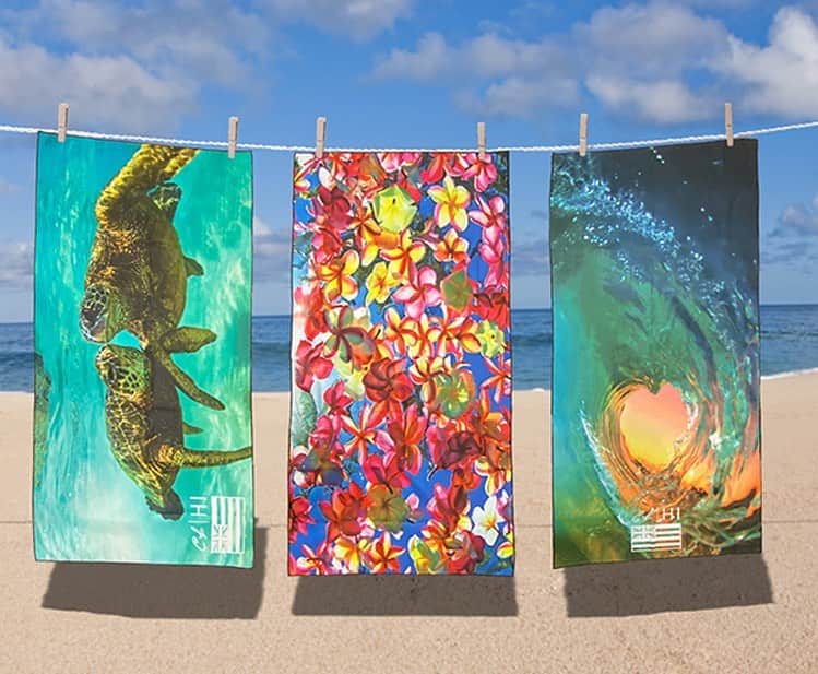 クラーク・リトルのインスタグラム：「New Travel Towels with turtles, plumeria and waves available at our website and Clark Little Gallery Haleiwa.」