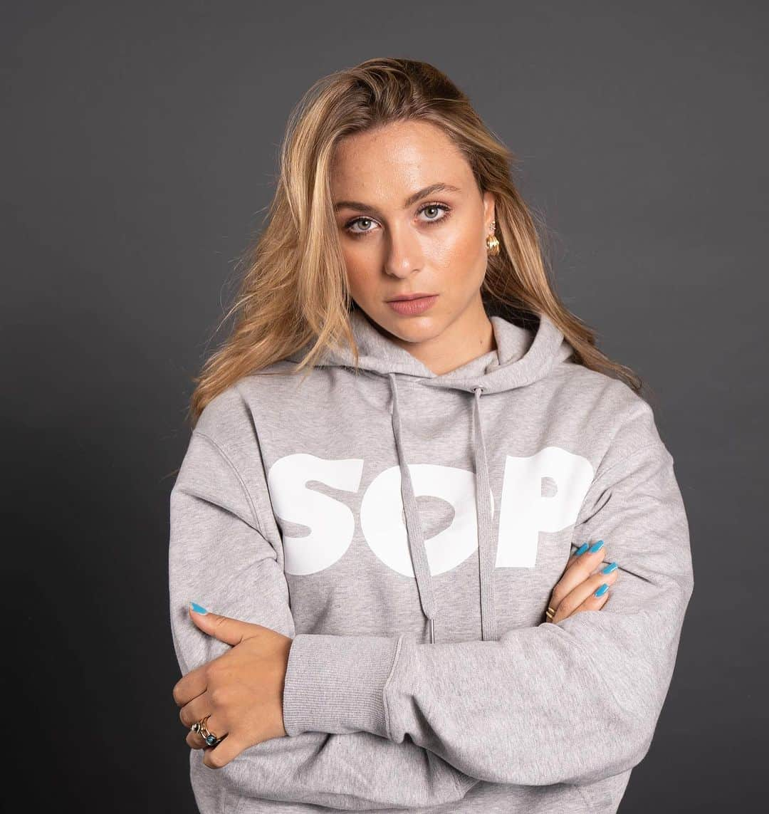 ソフィア・フロルシュのインスタグラム：「The grey hoodie is still my favorite piece from the first two drops 🤍 Buuut we are working on. Something new for the next weeks so stay tuneeeed 🤍💨// #sophia #sophia99 #racegirl #racing #motorsport #changeagent #soptimism #unscripted」