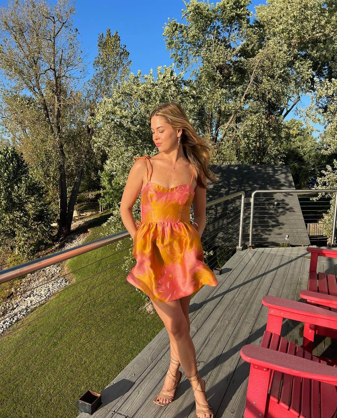 シンシア ローリーのインスタグラム：「The dress that will make everyone do a double take 👀  • • • … it can be worn long or short & is the ultimate party trick !!」