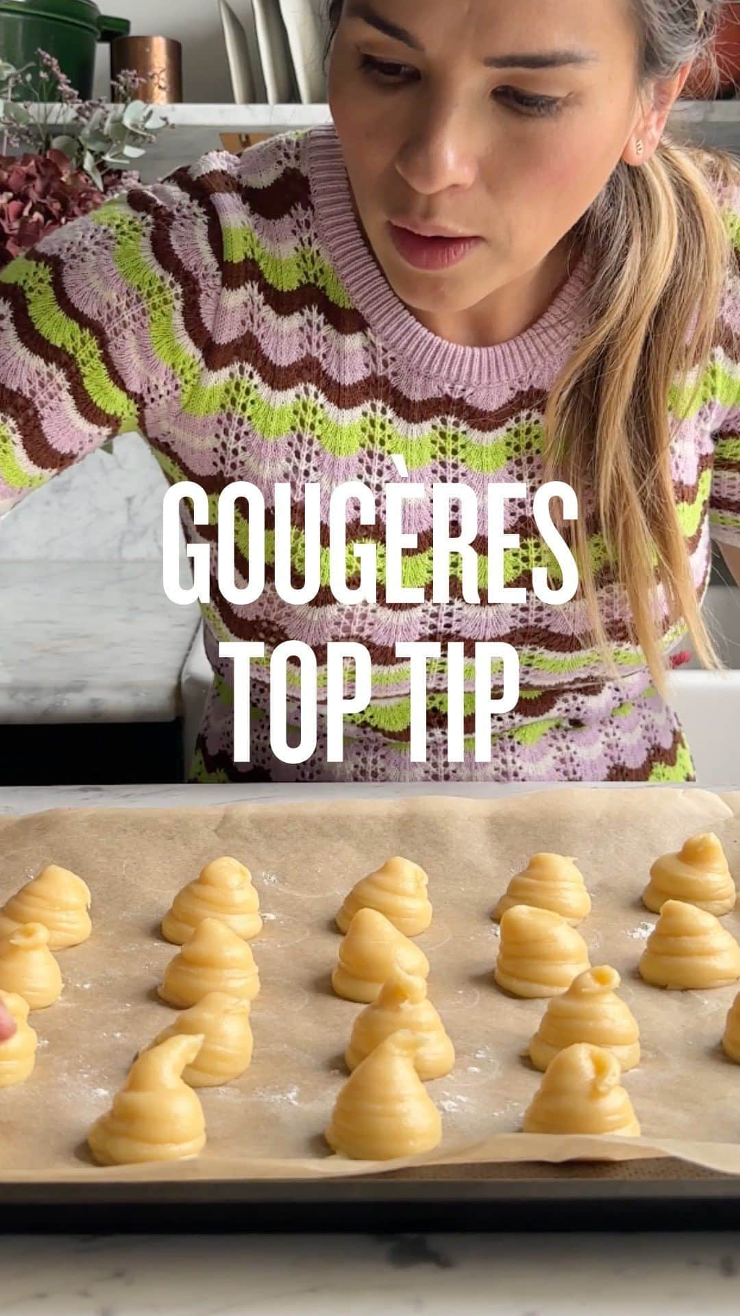 レイチェル・クーのインスタグラム：「🔈Top tip for even pastry distribution…  Don’t fancy drawing a stencil to pipe your pastry? Simply dip a cookie cutter of the right size into some flour and stamp onto your baking sheet. I’m using this trick for my delicious blue cheese gougères (head to my latest reel for more on this recipe!)  That way you have a guideline on how big to pipe your choux and they’ll be evenly spaced - the flour simply vanishes during baking ✨」