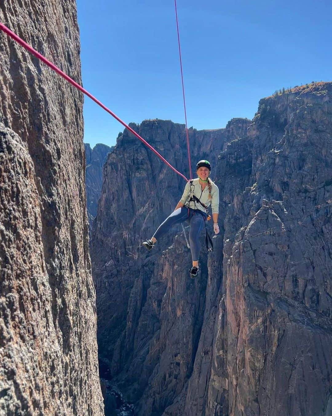 ヘイゼル・フィンドレーさんのインスタグラム写真 - (ヘイゼル・フィンドレーInstagram)「Me: “I’ve barely been on a rope this year (let alone trad or big days) so let’s ease into the trip with some chill trad cragging”.  Also me: “Let’s try one of the hardest and most infamous routes in Black Canyon that’s stacked at 5.12+/13- and loads of the pitches are R rated. And also let’s try most of the pitches ground up in the baking sun without enough water”   Angus: “Sound 👍 “   🤦🏼‍♀️  @angus.kille @blackdiamond @lasportivagram @strongmind.climbing #theblackcanyon #hallucinogenwall」10月11日 2時50分 - hazel_findlay