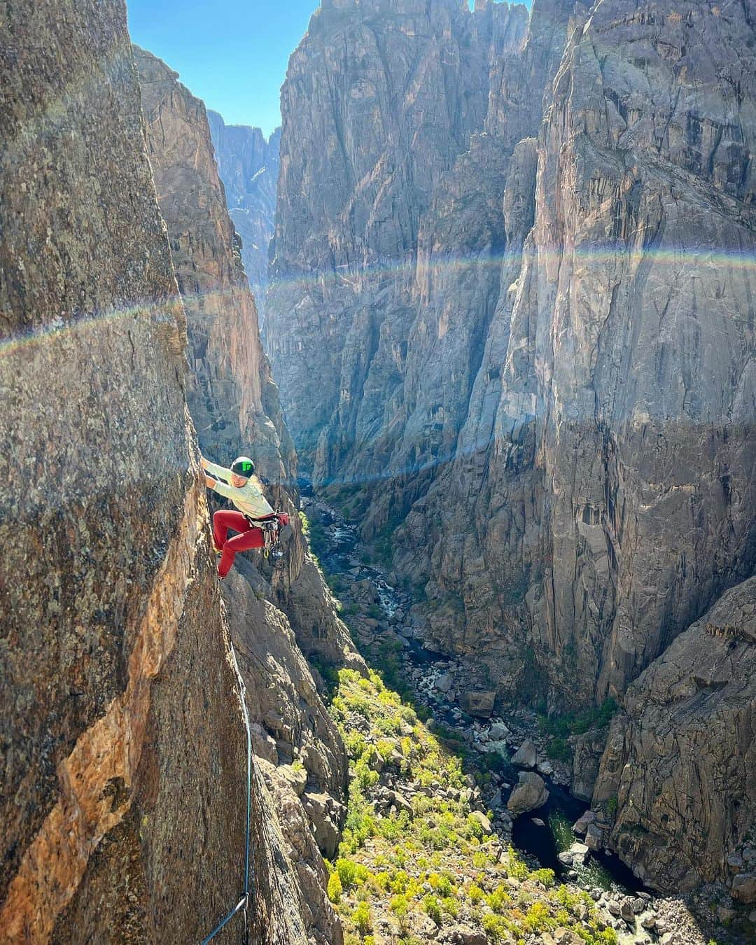 ヘイゼル・フィンドレーのインスタグラム：「Me: “I’ve barely been on a rope this year (let alone trad or big days) so let’s ease into the trip with some chill trad cragging”.  Also me: “Let’s try one of the hardest and most infamous routes in Black Canyon that’s stacked at 5.12+/13- and loads of the pitches are R rated. And also let’s try most of the pitches ground up in the baking sun without enough water”   Angus: “Sound 👍 “   🤦🏼‍♀️  @angus.kille @blackdiamond @lasportivagram @strongmind.climbing #theblackcanyon #hallucinogenwall」