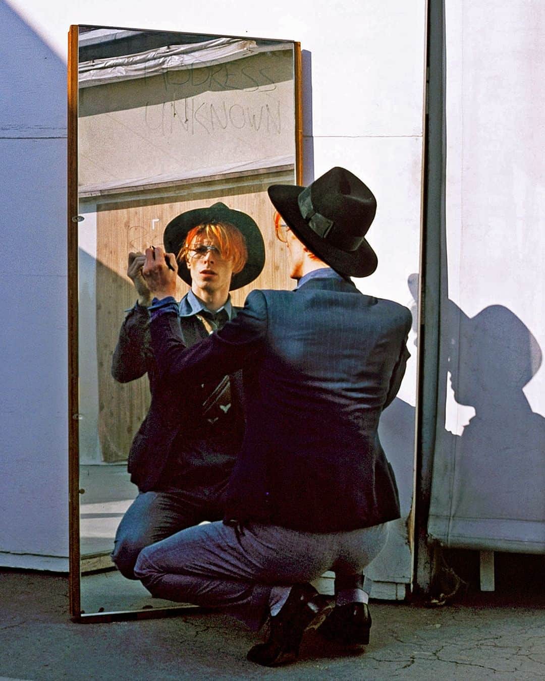デヴィッド・ボウイさんのインスタグラム写真 - (デヴィッド・ボウイInstagram)「Today we reflect on another of Steve Schapiro's shots from his collection of iconic Bowie images created in 1975.  Rather cryptically and in typically enigmatic fashion, Bowie has scrawled “ADDRESS UNKNOWN” on the mirror. What do you reckon that’s all about then?  #BowieReflections」10月11日 2時48分 - davidbowie