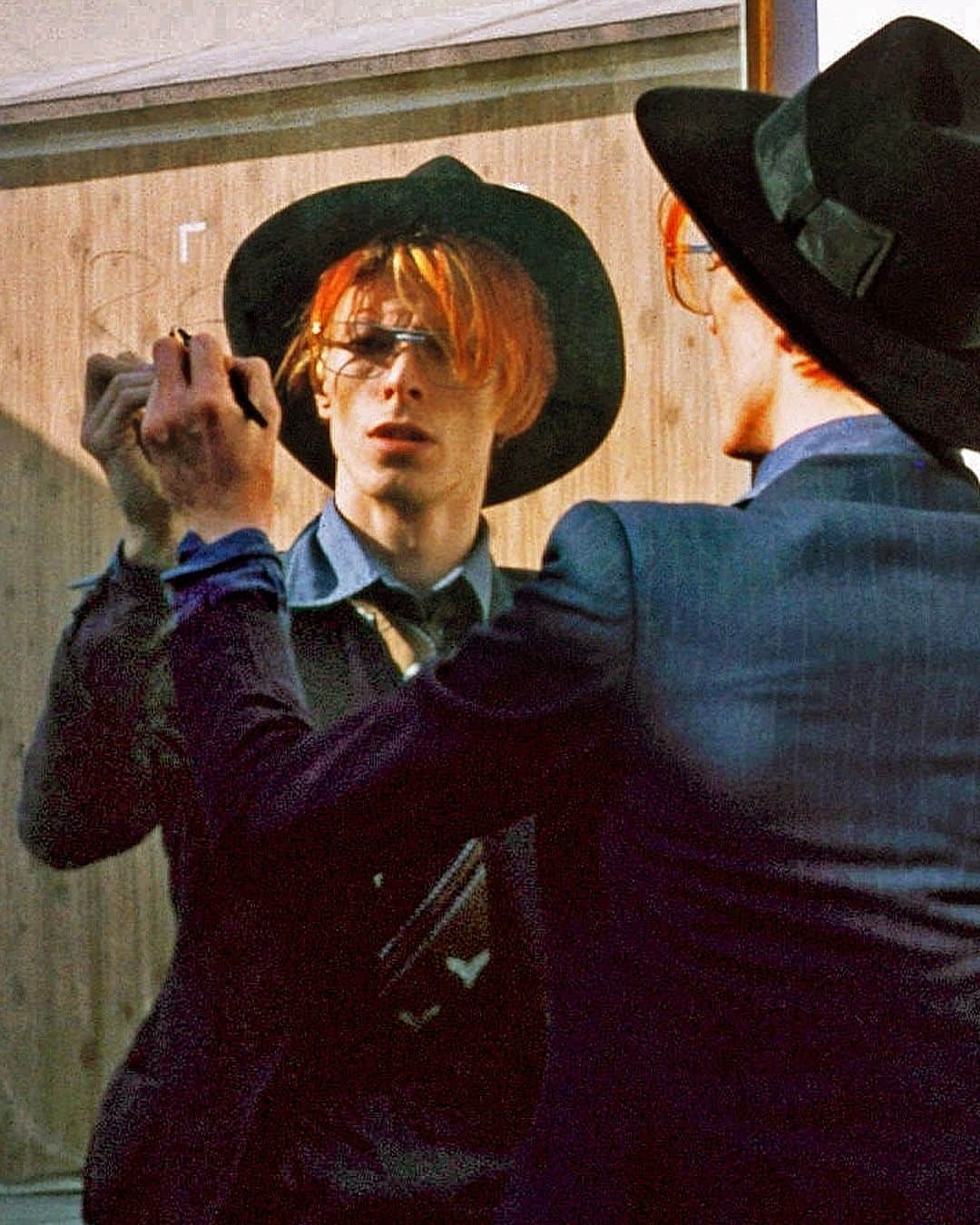 デヴィッド・ボウイのインスタグラム：「Today we reflect on another of Steve Schapiro's shots from his collection of iconic Bowie images created in 1975.  Rather cryptically and in typically enigmatic fashion, Bowie has scrawled “ADDRESS UNKNOWN” on the mirror. What do you reckon that’s all about then?  #BowieReflections」