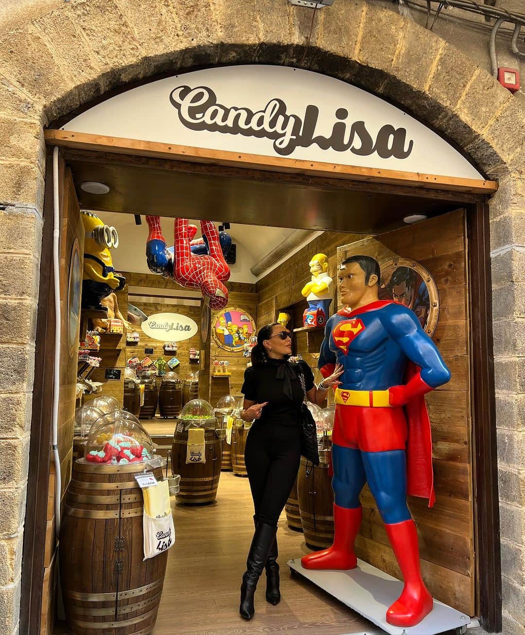 リサ・アンさんのインスタグラム写真 - (リサ・アンInstagram)「Yesterday in Cefalu, Italy, I stumbled apon the perfect combo. My candy store and my new man 💙🤣   #cefalu #italy #candyshop #superman #thereallisaann  📸: @itmemadison」10月11日 2時43分 - thereallisaann