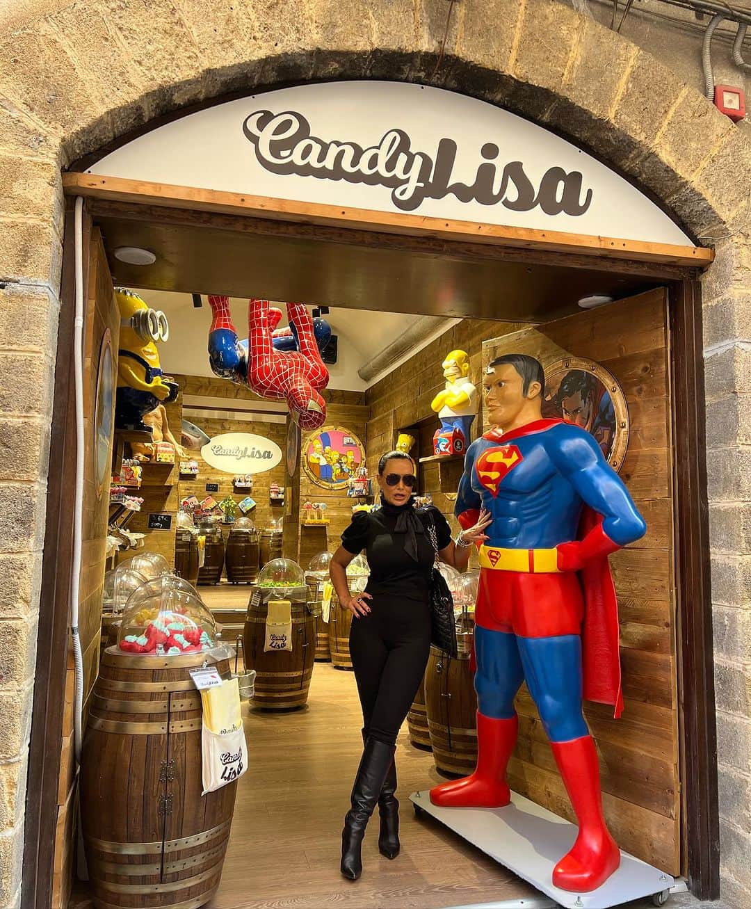 リサ・アンさんのインスタグラム写真 - (リサ・アンInstagram)「Yesterday in Cefalu, Italy, I stumbled apon the perfect combo. My candy store and my new man 💙🤣   #cefalu #italy #candyshop #superman #thereallisaann  📸: @itmemadison」10月11日 2時43分 - thereallisaann