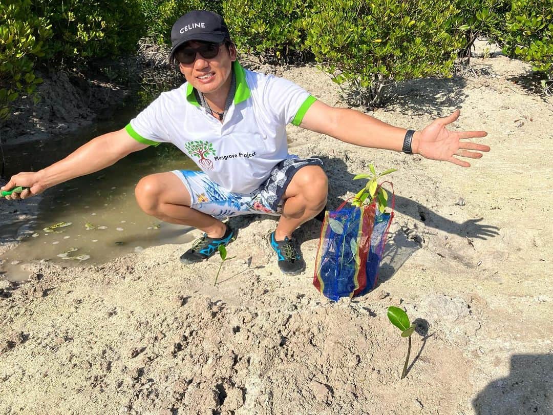 池谷幸雄さんのインスタグラム写真 - (池谷幸雄Instagram)「カネパッケージさんのマングローブ植樹活動に参加させて頂きました🌲 カネパッケージさんは、14年間で1,330万本以上の植樹を行っているそうです。 CO2削減について考え直すとても良い機会となりました。 僕も出来ることから続けていきたいと思います。 現地のカネパッケージの皆様、大変お世話になりありがとうございました❕ #カネパッケージ #オランゴ島 #sdgs #マングローブ #植樹 #co2削減」10月11日 2時45分 - yukio_iketani