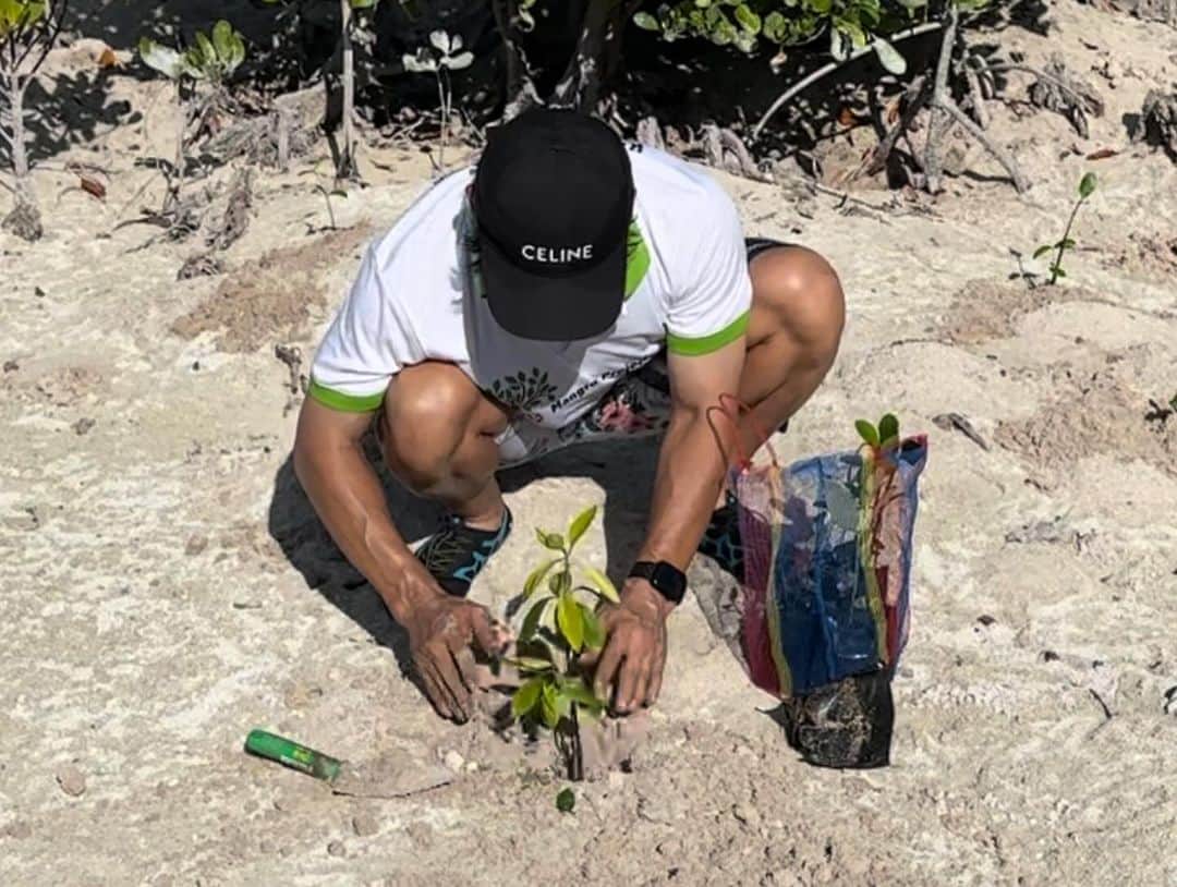 池谷幸雄さんのインスタグラム写真 - (池谷幸雄Instagram)「カネパッケージさんのマングローブ植樹活動に参加させて頂きました🌲 カネパッケージさんは、14年間で1,330万本以上の植樹を行っているそうです。 CO2削減について考え直すとても良い機会となりました。 僕も出来ることから続けていきたいと思います。 現地のカネパッケージの皆様、大変お世話になりありがとうございました❕ #カネパッケージ #オランゴ島 #sdgs #マングローブ #植樹 #co2削減」10月11日 2時45分 - yukio_iketani