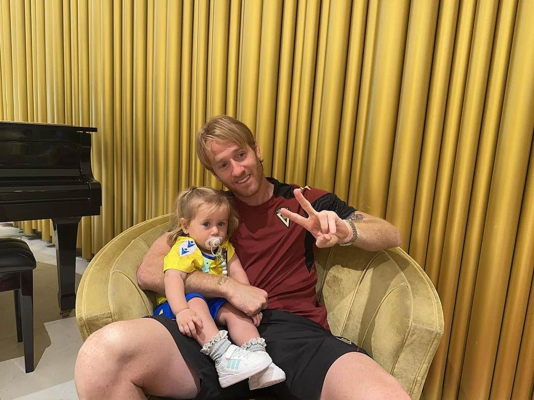 アレハンドロ・フェルナンデス・イグレシアスのインスタグラム：「Mi pajarito🥰」