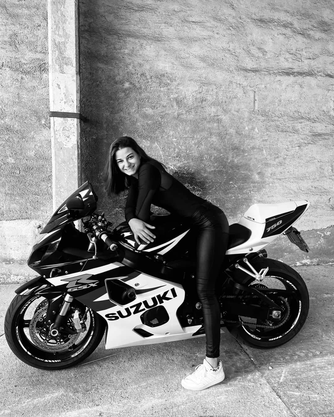 Katrin Fehmのインスタグラム：「The speed is in my blood 🩶  #motorbike #suzukigsxr #suzukimotorcycle #motorcycle #bikefam」