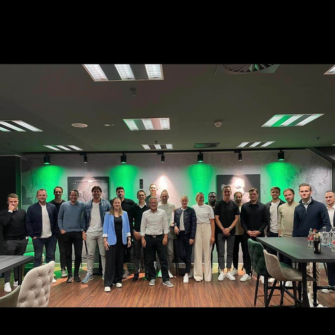 ローマン・ヴァイデンフェラーのインスタグラム：「Letzte Woche waren wir mit unserem DFB/DFL Liga Seminar "Management im Profifußball" zu Gast bei Deloitte in Düsseldorf. Dort konnten wir von der Erfahrung von mehr als 25-Jahren Fußballfinanzierung profitieren. #ManagementImProfiFussball #dfb #dfl #Deloitte #Düsseldorf」