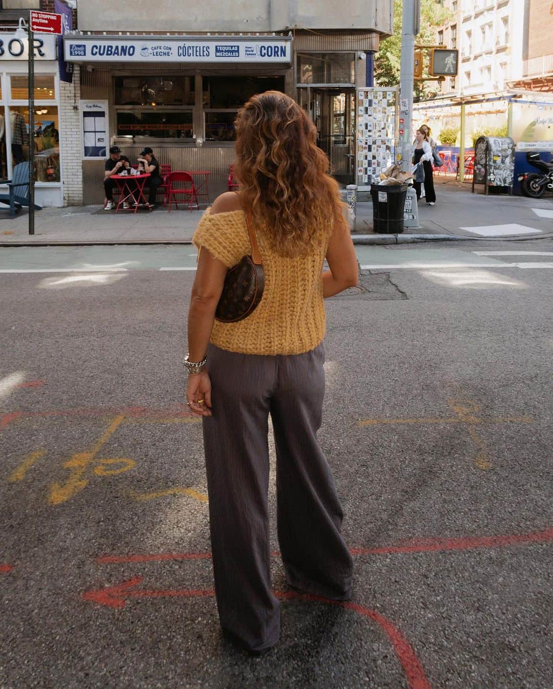 Collage Vintageさんのインスタグラム写真 - (Collage VintageInstagram)「Despite being a simple combination, blue striped wide leg pants and a mustard cropped knit vest, it works as a fall outfit adding a warm layer on top #falloutfits #casualstyle」10月11日 3時00分 - collagevintage