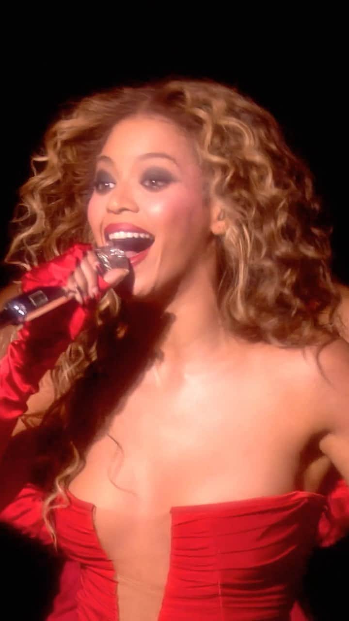 MTV EMAのインスタグラム：「Who remembers when QUEEN @beyonce 🐝 tookover the #MTVEMA stage back in 2009?」