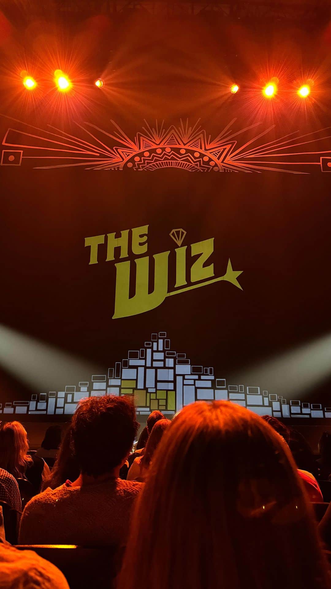 クリス・オドネルのインスタグラム：「Got to go to Ohio to see the opening of @thewizbway .. nothing like supporting the homies !! Congrats to everyone involved ! Incredible show 🌹🌹🌹」