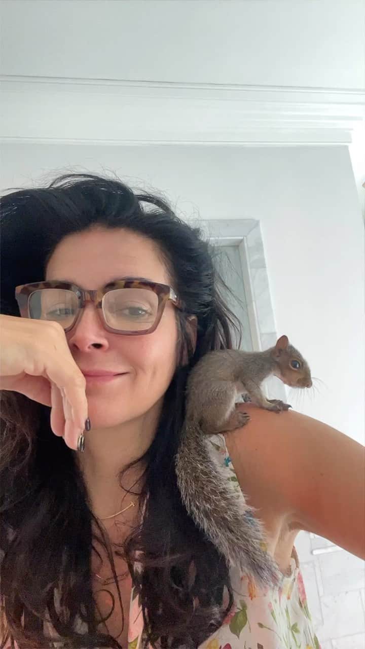 アンジー・ハーモンのインスタグラム：「101 fever but a growing boys gotta EAT!! 😂🐿️❤️  #blessed #grateful #squirrelmom #🤒🤧😷」