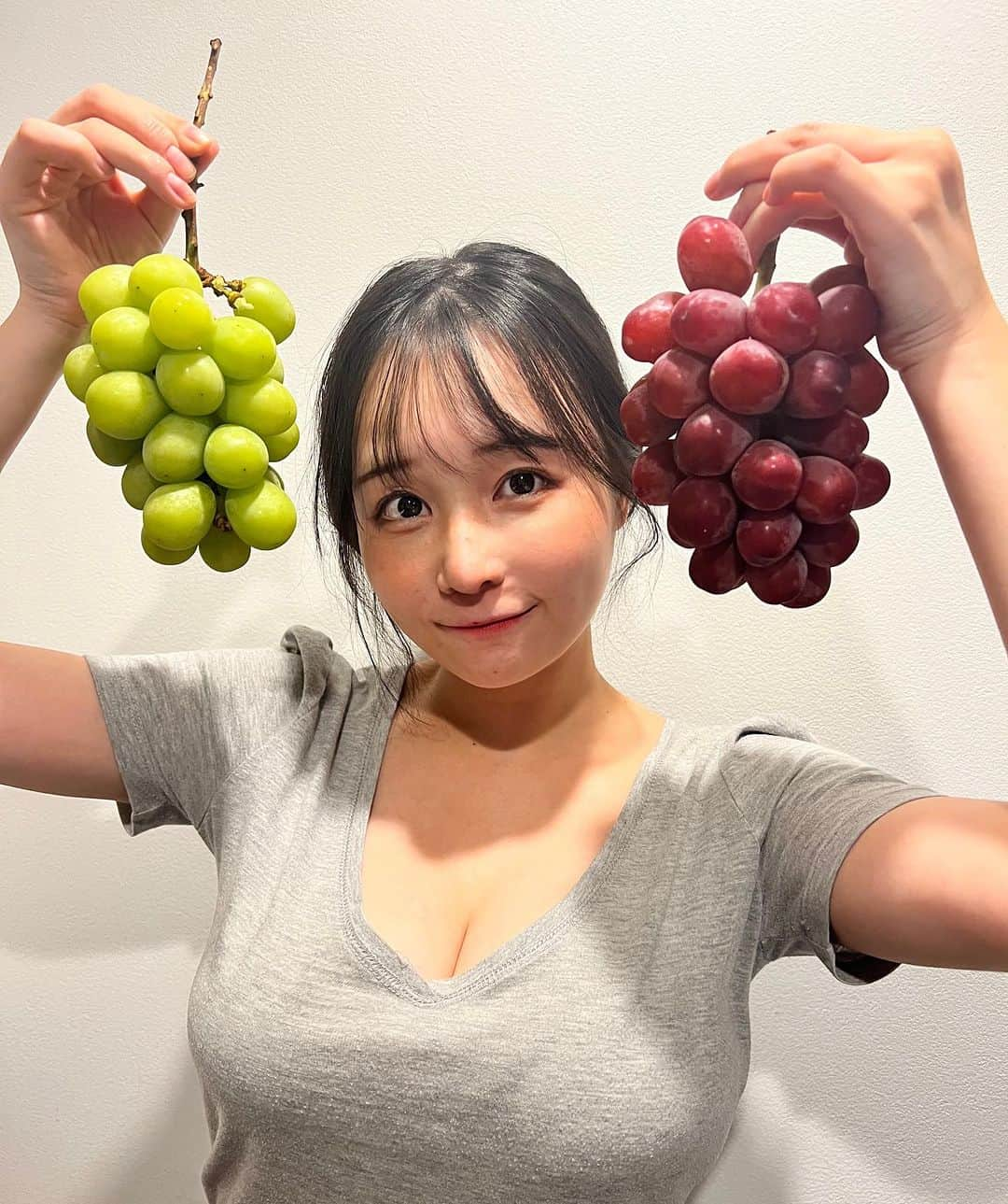 茜さやのインスタグラム：「親戚からいただいた葡萄とシャインマスカット🍇  実がぎっしり詰まっていてシャキシャキで美味しかった！✨  秋ってやっぱりいいよね🥲💕 大好き！  #秋　#実りの秋　#葡萄　#シャインマスカット　#🍇　#Autumn #grape #grapes #muscat」