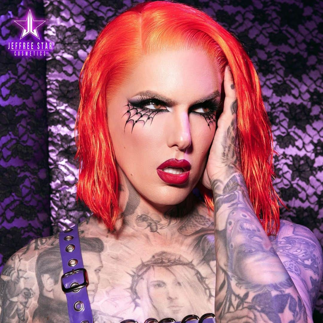 Jeffree Star Cosmeticsのインスタグラム：「Our new sultry & spooky #GothicBeach Collection is currently making big waves 🌊 What is your favorite new product from the collection?? #jeffreestarcosmetics #beachproof」