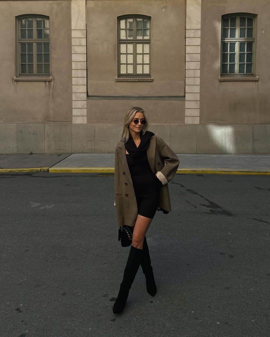 のインスタグラム：「Today’s running between meetings-look 🖤 Fall in Sweden is pretty nice, even though it’s colder than I remember 😅」