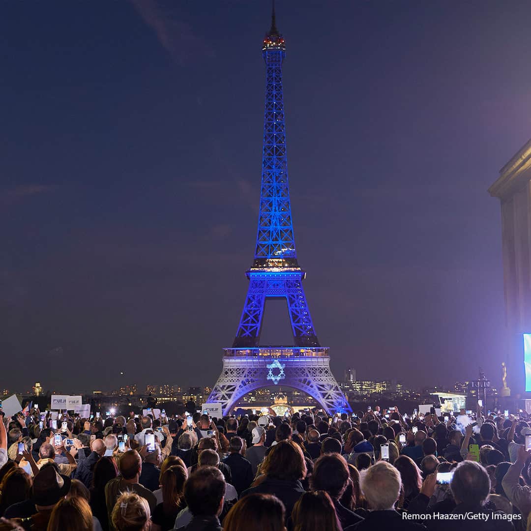 ABC Newsのインスタグラム：「📸 The Eiffel tower is illuminated with the colors of the Israeli flag and the star of David on Oct. 9.」