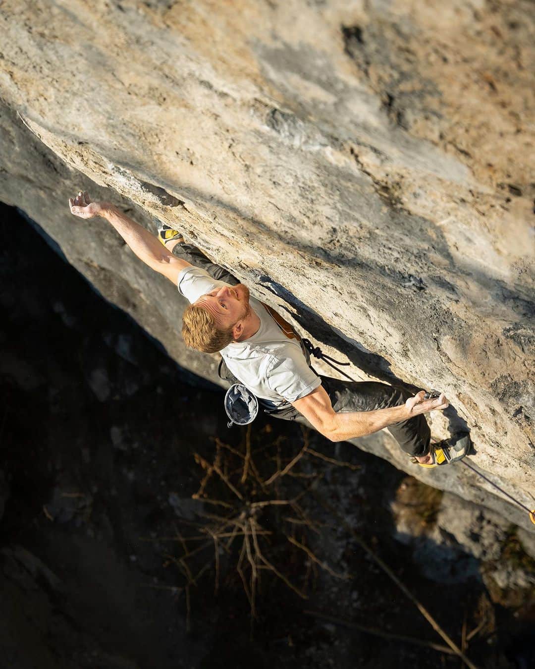 ヤコブ・シューベルトのインスタグラム：「Enjoying the amazing fall back home 😍 Last week I was able to send ‚Qui‘ [9a+] an old time classic opened by @derwandmacher in 1996 🤯 I‘ve tried it quite a bit last year but one hold in the crux would never dry up. This season it was finally dry and I surprised myself with a second go send 🙏 Two days later I once again teamed up with my longtime friend @wilhelmheiko to free one of his projects in Ötztal - ‚Tanz der Zeit‘ [~8c+] another amazing addition to this valley, thanks so much for showing me Heiko 🙏 On to the next one, psyche is so high 💪🏻 • Photos by @misha.p_photography of Qui (1/2) and @wilhelmheiko of Tanz der Zeit (3/4) •  @mammut_swiss1862 @gloryfy_unbreakable @raiffeisentirol @subaru_austria @lasportivagram @thecrag_worldwide  #rockclimbing #tirol #climbing #klettern #sportclimbing #athlete #sportsphotography」