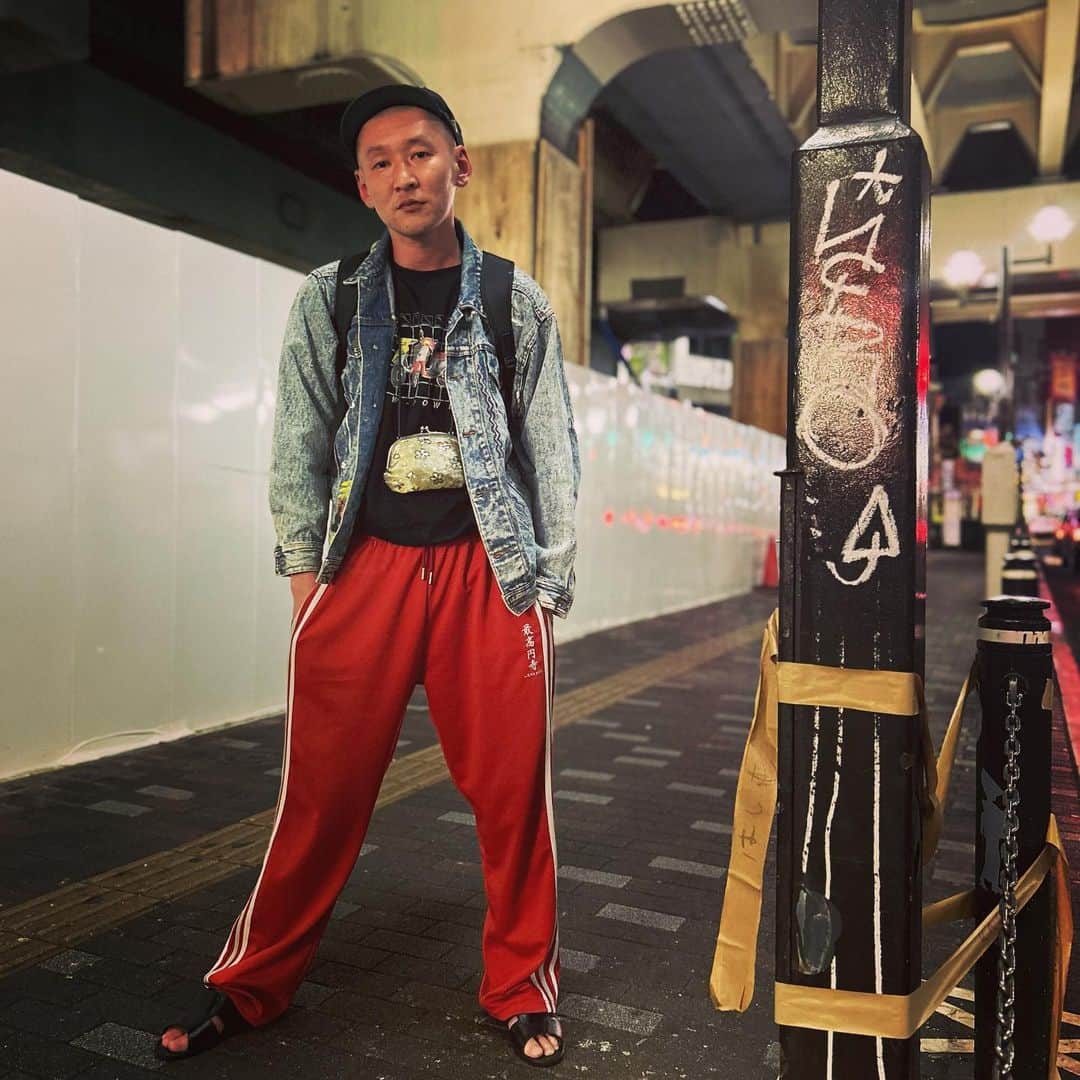 市川刺身さんのインスタグラム写真 - (市川刺身Instagram)「今日の服装。 渋谷でライブとガッツの日。  健康の原付Tシャツにハラノムシで購入したケミカルデニムジャケット。 最高円寺の赤ジャージ。 ALDIESの黒帽子に黒の便所サンダルで金のがま口とmont-bellのリュック。  渋谷でライブ終えてガッツ100%テレビの生配信に参加させて頂いた。 終わりでパンサーの尾形さんがご飯をご馳走してくださって一緒に高円寺までタクシーに乗せてもらいました。 高円寺のガードレールの上に携帯置いて撮りました。 ガッツでした。 尾形さんありがとうございます。  #今日着た服 #ファッション #古着 #ガッツ #ガッツ100 #パンサー #尾形さん #サウナ」10月11日 3時30分 - soitsudoitsu