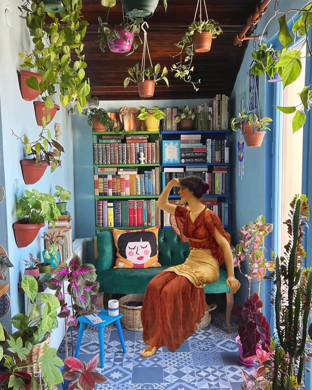 Zeynep Albayrakさんのインスタグラム写真 - (Zeynep AlbayrakInstagram)「Kaydırarak puanlayalım lütfen.  1?2?3? 🐒🤣 #readingcorner #urbanjunglebloggers #apartmenttherapy」10月11日 3時40分 - zynp