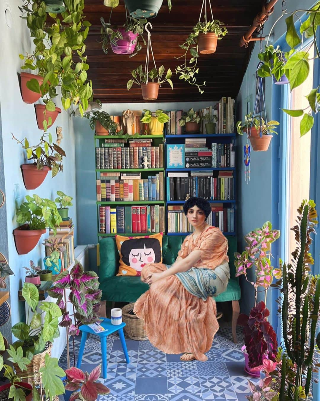 Zeynep Albayrakさんのインスタグラム写真 - (Zeynep AlbayrakInstagram)「Kaydırarak puanlayalım lütfen.  1?2?3? 🐒🤣 #readingcorner #urbanjunglebloggers #apartmenttherapy」10月11日 3時40分 - zynp