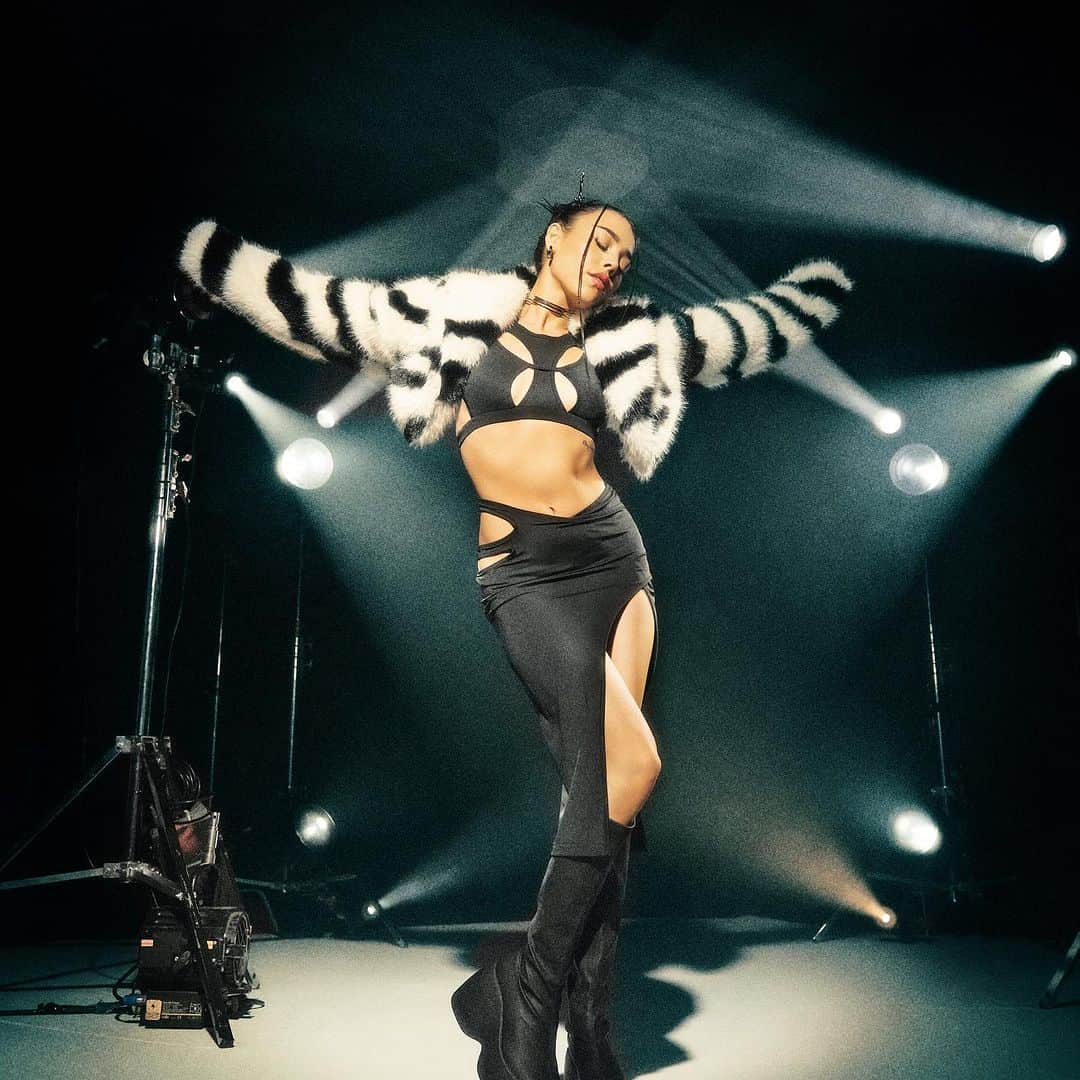 Danna Paolaさんのインスタグラム写真 - (Danna PaolaInstagram)「El eterno deseo de transformarse  @shein_mex #SHEINPower #SHEINxDannaPaola 15% : dannapaola」10月11日 3時59分 - dannapaola