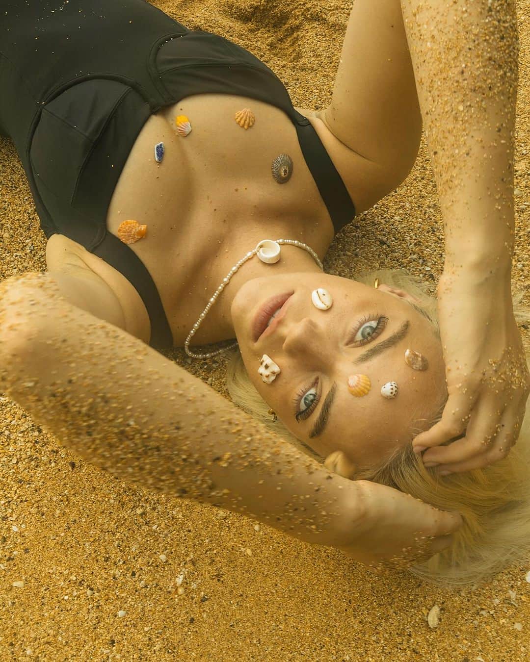 パイパー・アメリカ・スミスのインスタグラム：「Secrets beach with @little_red_photos_ 🐚🤍」