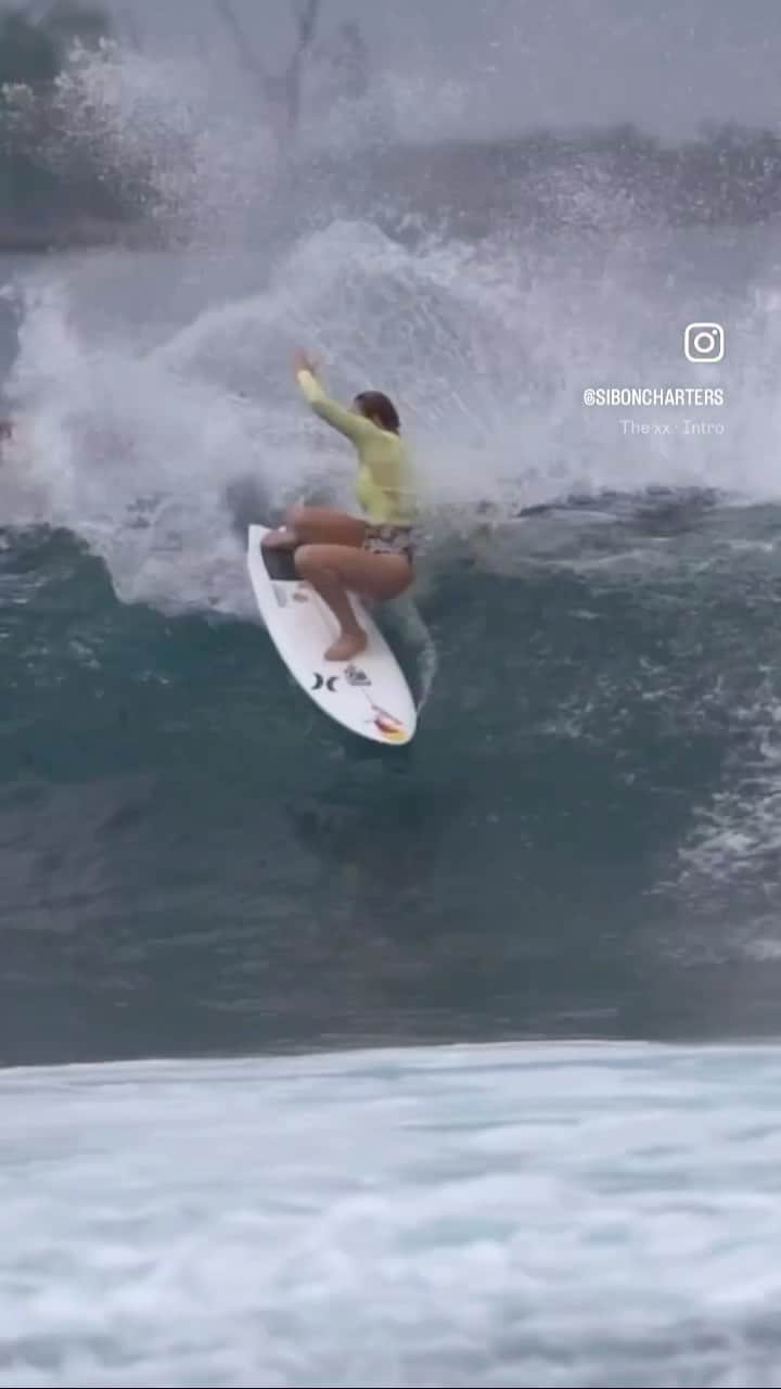 カリッサ・ムーアのインスタグラム：「A little @matt_biolos @lostsurfboards MR twin fin fun on our @siboncharters boat trip 🙃」