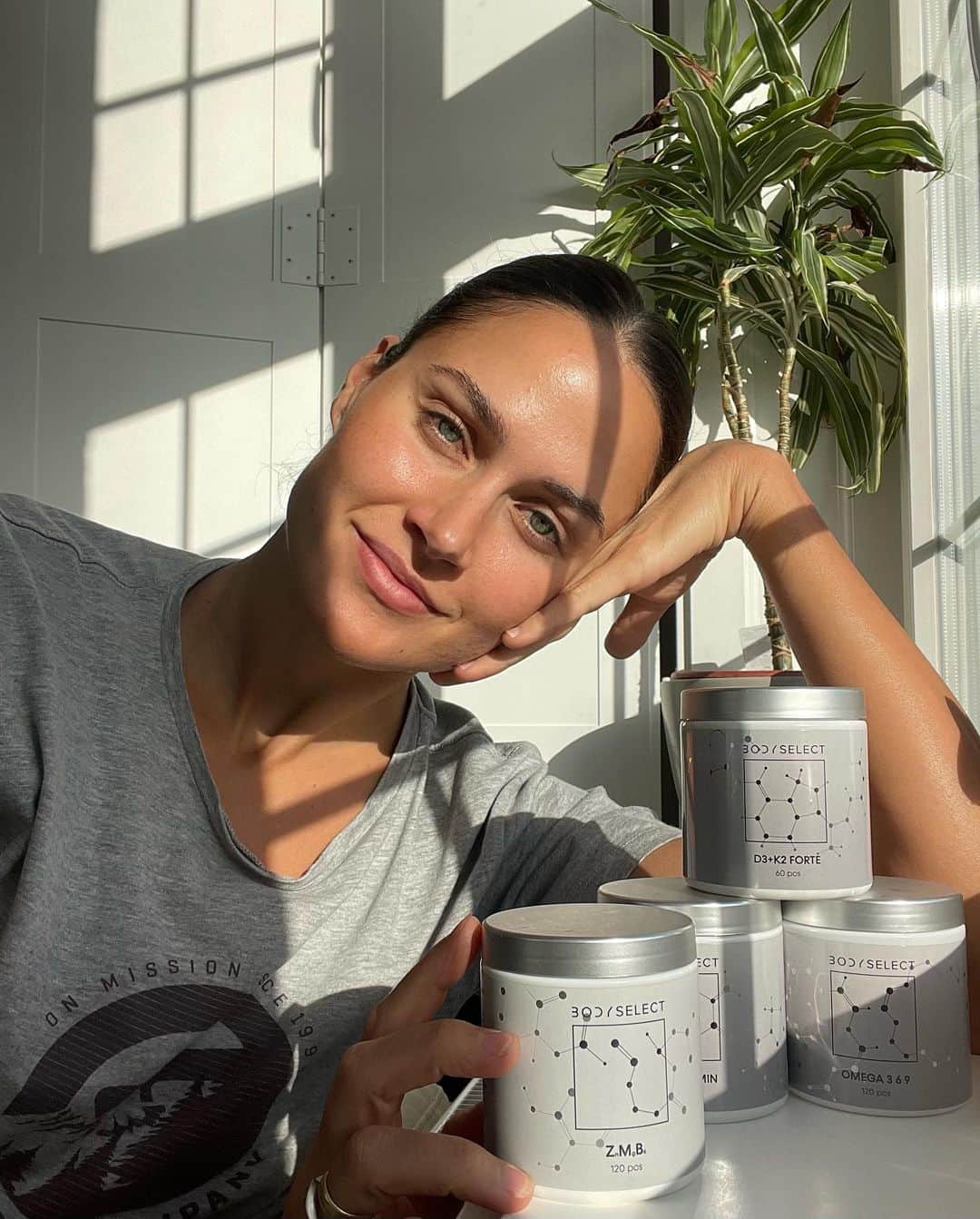 ズザンナ・ヤカボスのインスタグラム：「Olyan szépen süt a nap, hogy lehet beleragadtunk egy indián nyárba, de már biztosan közeledik a hidegebb idő. Érdemes kicsit jobban odafigyelni a vitaminpótlásra, és ehhez a hét végéig akár 25% kedvezménnyel vásárolhatunk a @bodyselect_official oldalán.  A hónap végén egyébként lesz halloween akció is, amivel vásárlási utalványt nyerhettek, úgyhogy legyetek résen! 🎃 . . . #szponzoralttartalom #őszivitaminakció #őszivitaminpótlás #bodyselect_official #bodyselect #iamselected」