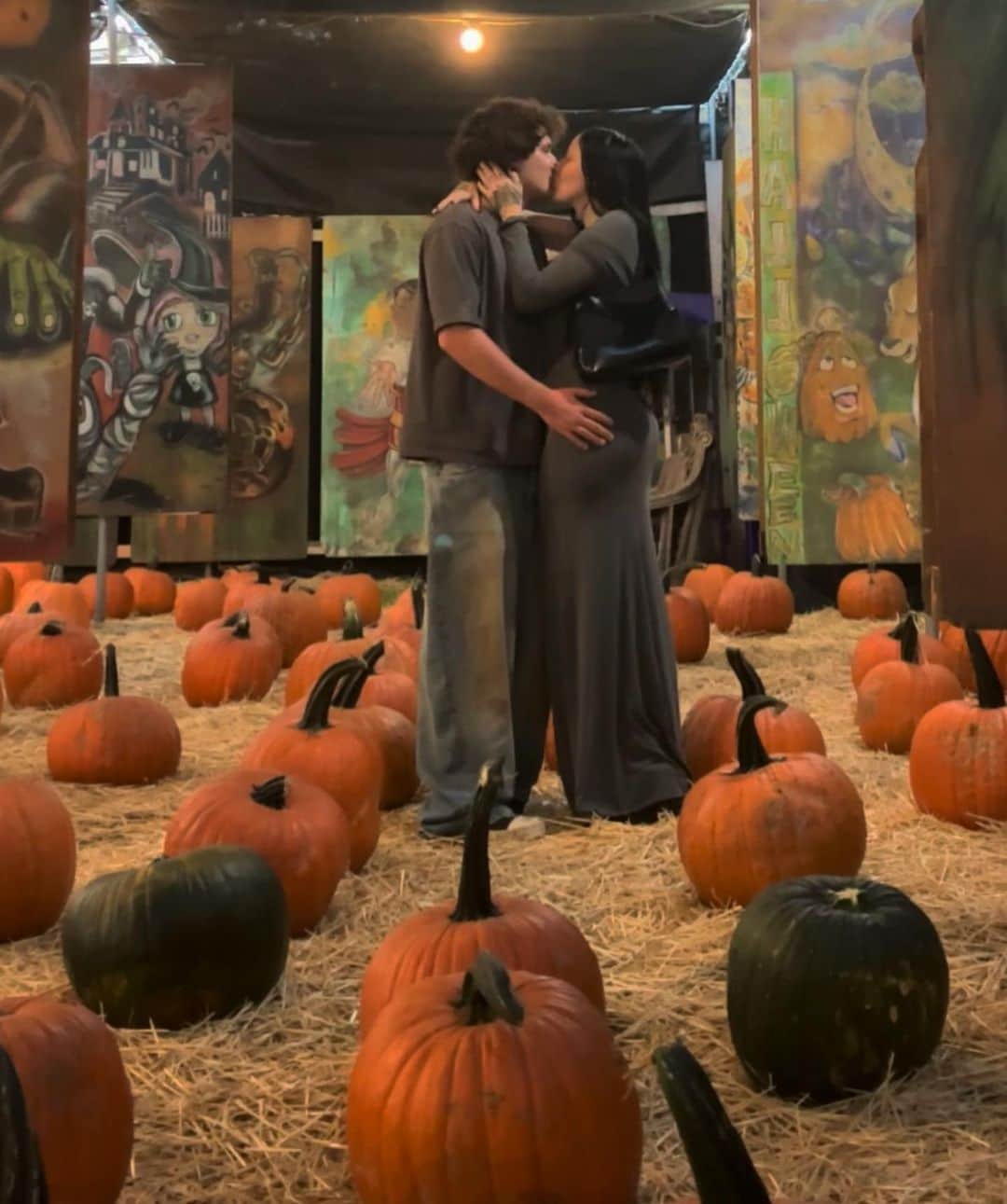 ノア・サイラスのインスタグラム：「it’s the great pumpkin , charlie brown!!!」