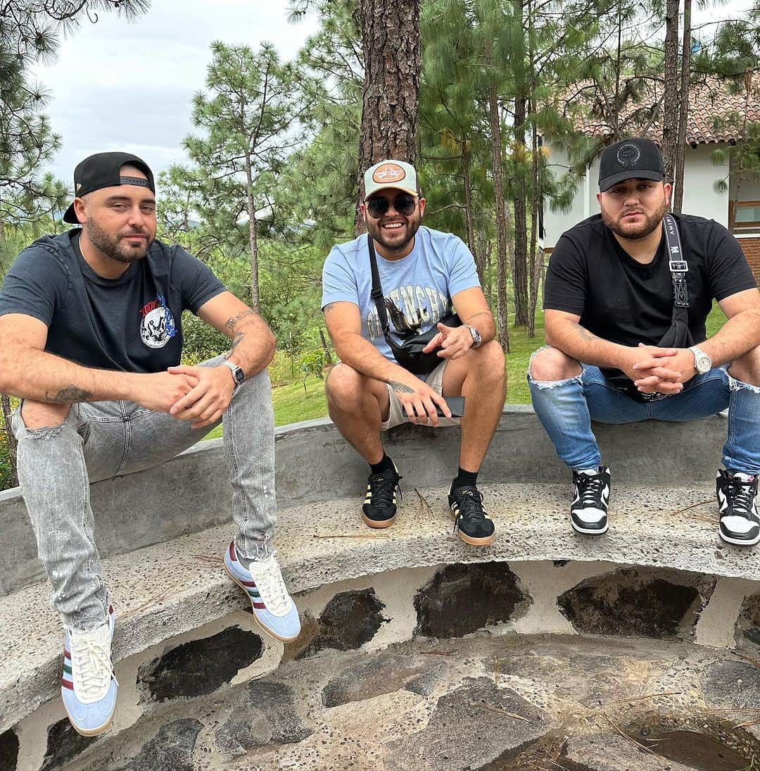 ケビン・オーティズのインスタグラム：「excelente día para todos ustedes bendiciones les dejo estas fotos y estos videos con mis carnales y primos que agusto la pasamos 😎🤪😂」