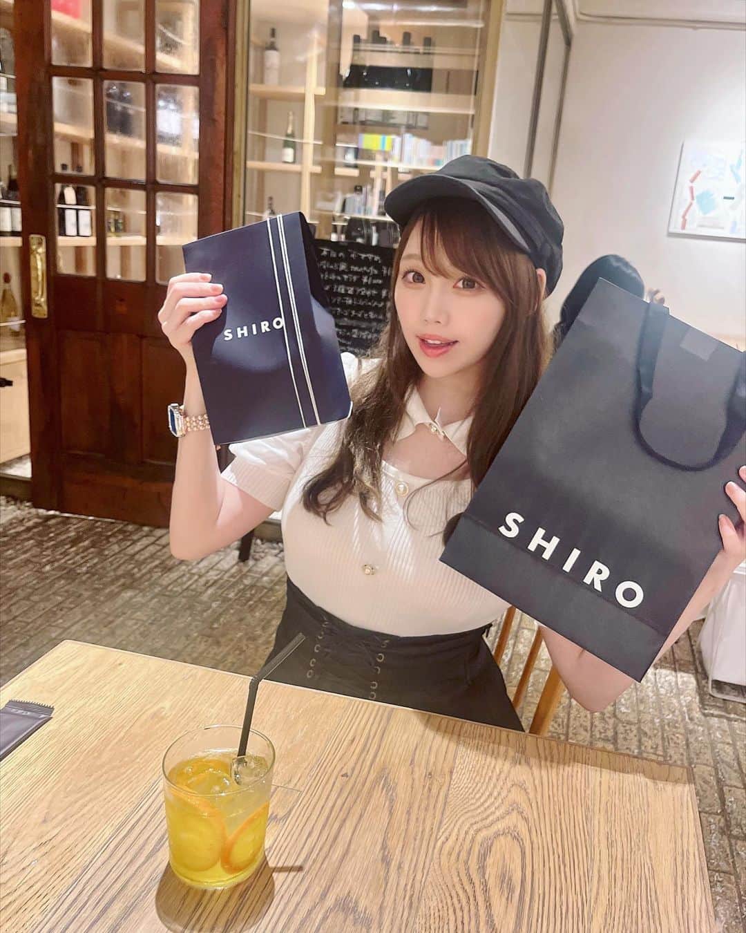 塚本舞さんのインスタグラム写真 - (塚本舞Instagram)「田﨑あさひちゃん @asahitasaki から 素敵なお誕生日プレゼントいただきました💝 ⁡ ⁡ SHIRO オイルインハンドスプレー🫧 乾燥の季節にそなえて、しっとりスベスベなオイルインの アルコールスプレー🦢💎サボンの香りだいすき🤍 ⁡ SHIRO かごめ昆布シャンプー🫧 チャクラーサナの香りに包まれるリッチな洗い心地🛁！ 大切に使います🤍 ⁡ ⁡ こうして毎年お祝いを贈り合うようになってもう８年💐 お互いのお誕生日やデビュー日など、沢山のおめでとうを重ねて来れて嬉しいです✨✨ ⁡ ⁡ 美容系や健康系、美味しいもの系など色々ありましたが、 今年のあさひちゃんバースデーはこれまでにないお祝いを計画中🥂💓  いまからとっても楽しみー！(私が🤣🤣)」10月11日 12時00分 - maipuni