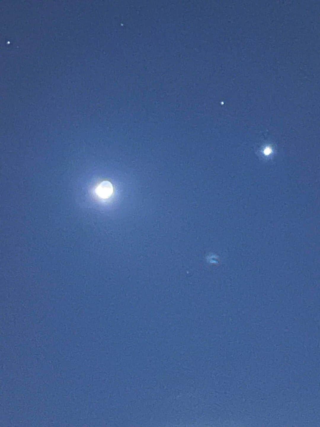 佐々木みすずのインスタグラム：「おはようございます☀  朝起きたら東の空に  三日月🌙と金星が綺麗に  見えた✨  早起きは三文の徳だ😄  今日も幸あれ🌼」