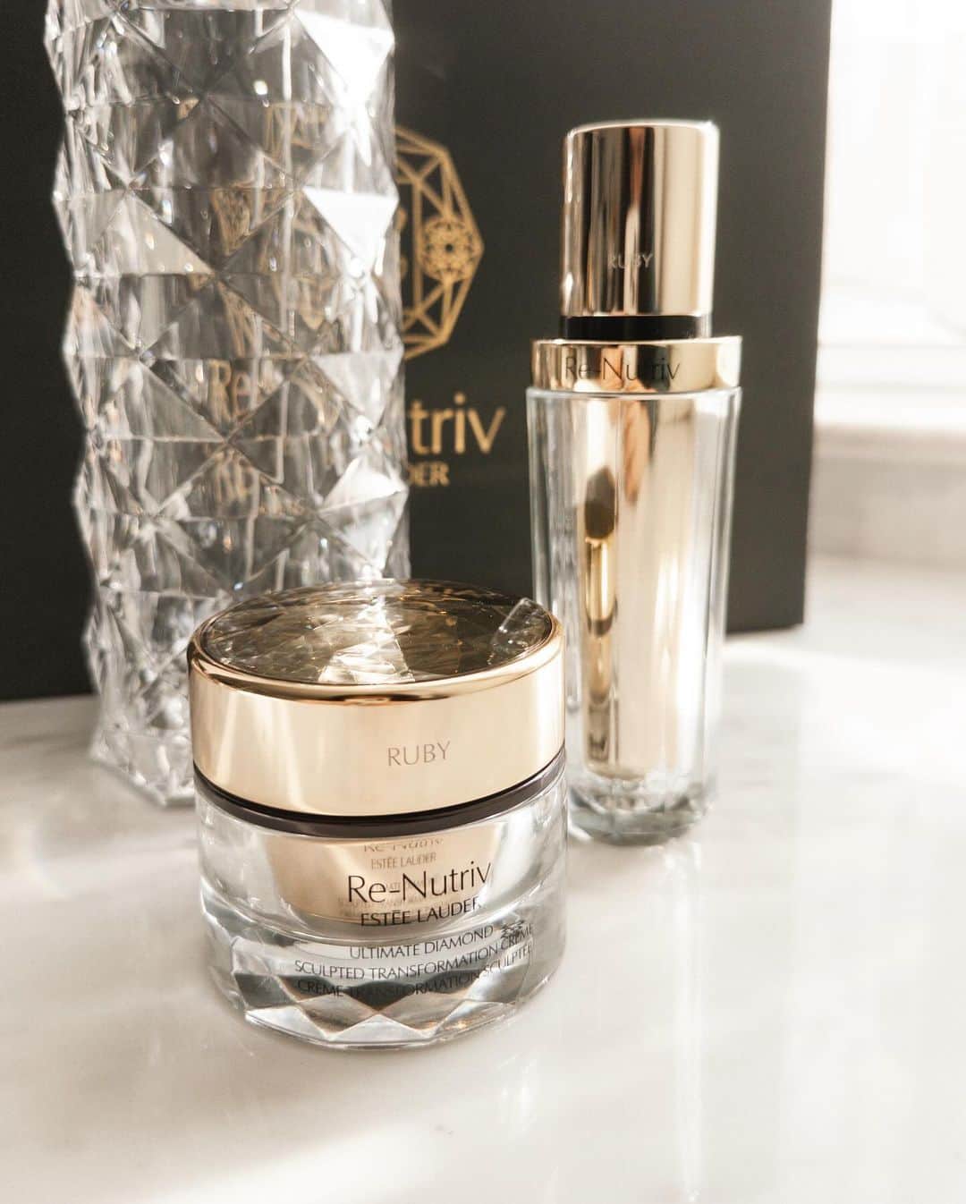 Ruby Kwanのインスタグラム：「When your fave cream & serum have your name on it, and they can make your skin functions as if 23 years younger. 🤭🖤 @esteelauder_hk #ReNutriv   #UltimateDiamond #BlackDiamondTruffle #DiamondSkin #極緻黑鑽塑顏系列 #閃鑽亮肌 #rougeclosetbeauty」
