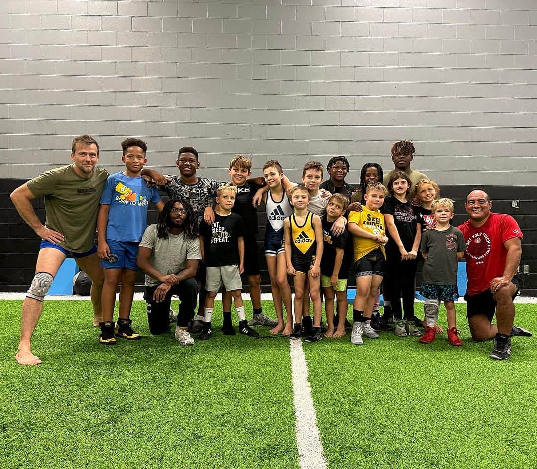 ショーン・パトリック・フラナリーのインスタグラム：「Coach Krause’s Bandits had the honor of having one of his best friends drop by to lead a class. Coach Mario Flores @coachsupaflo of @mi_rev_girls had to make sure that the legacy of bouncing will continue… and breathing. And sure enough, it is “TRUE” that everything DOES have technique. And yes, they’re all still “old enough”. And, he gave them all an A-… “because you can always do BETTER”. At the culmination of the practice and after some words with our lord & savior, he realized that if you’re a coach Krause kid and even if the chop is indeed coming… “NOBODY HOLDS US DOWN!!” Thank you Coach Mario. It’s crystal clear why you two were friends. You are an unparalleled coach… and an even better human being. Godspeed, Coach… both of you. ❤️」