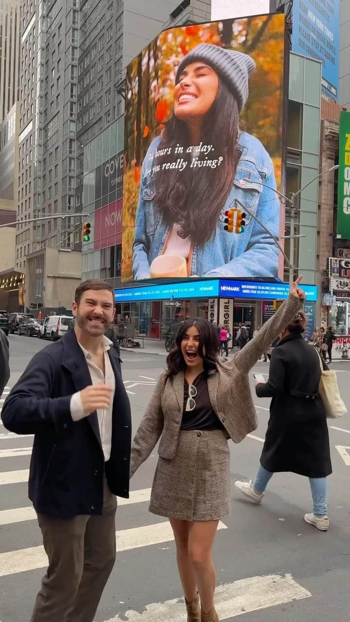 Sazan Hendrixのインスタグラム：「A REAL GOOD MOMENT IN TIMES SQUARE! 😱✨ #pinchme #arealgoodlife #booklaunch」