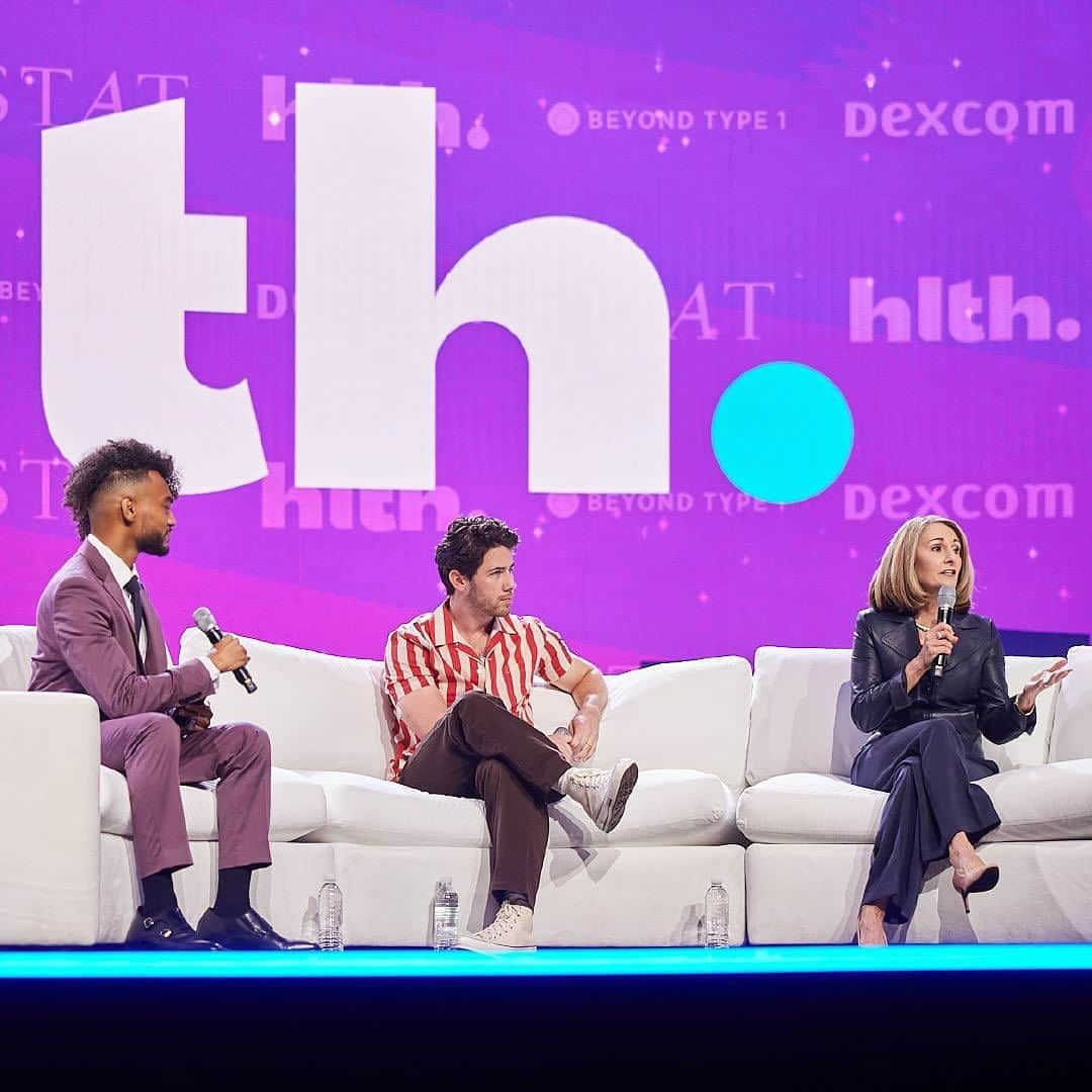 ニック・ジョナスのインスタグラム：「Quick break away from The Tour, but still on stage. 😎 Feeling energized after speaking at #HLTH2023 about my experience with diabetes and the need to increase awareness and access to life-changing technology like @Dexcom G7.    For me, managing diabetes can feel like having a second job with no days off. It’s a physical and mental burden that wears on you, which is why having real-time alerts and insights into my glucose levels with Dexcom G7 makes such a difference. As someone who greatly benefits from this tech, it’s important to me that anyone who might benefit from it can get it. And I’ll continue to advocate for better access to diabetes care.       #DexcomWarrior #Sponsored」