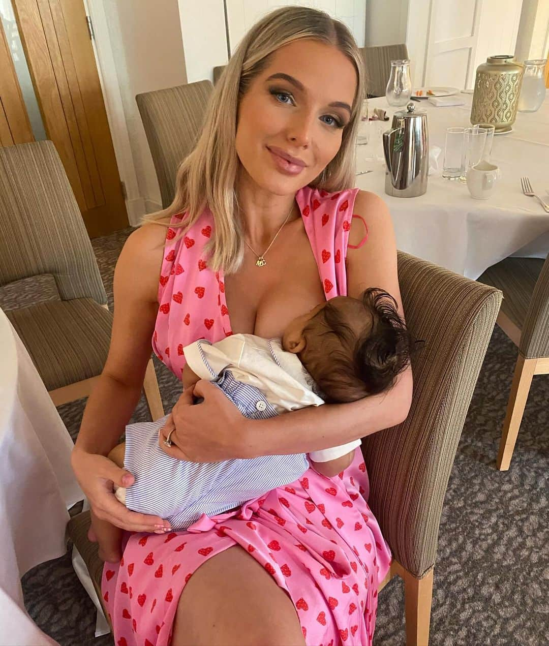 ヘレン・フラナガンのインスタグラム：「Mental health 💗 It’s important to talk and know your not on your own and to be kind, kind as you can as life is so complicated ✨ I struggled badly with post natal after Matilda and with Charlie x Matilda I was really unwell with after, I struggled really badly with OCD and intrusive thoughts and had CBT for a good year x I found an amazing book by @bryonygordon “ No such thing as normal” and I’d really recomend it x A good therapist can really help and I feel lucky I’ve always been able to speak to my mum and had good friends x your not on your own x chose this pic as even though I didn’t look it I had bad post natal with Charlie x」