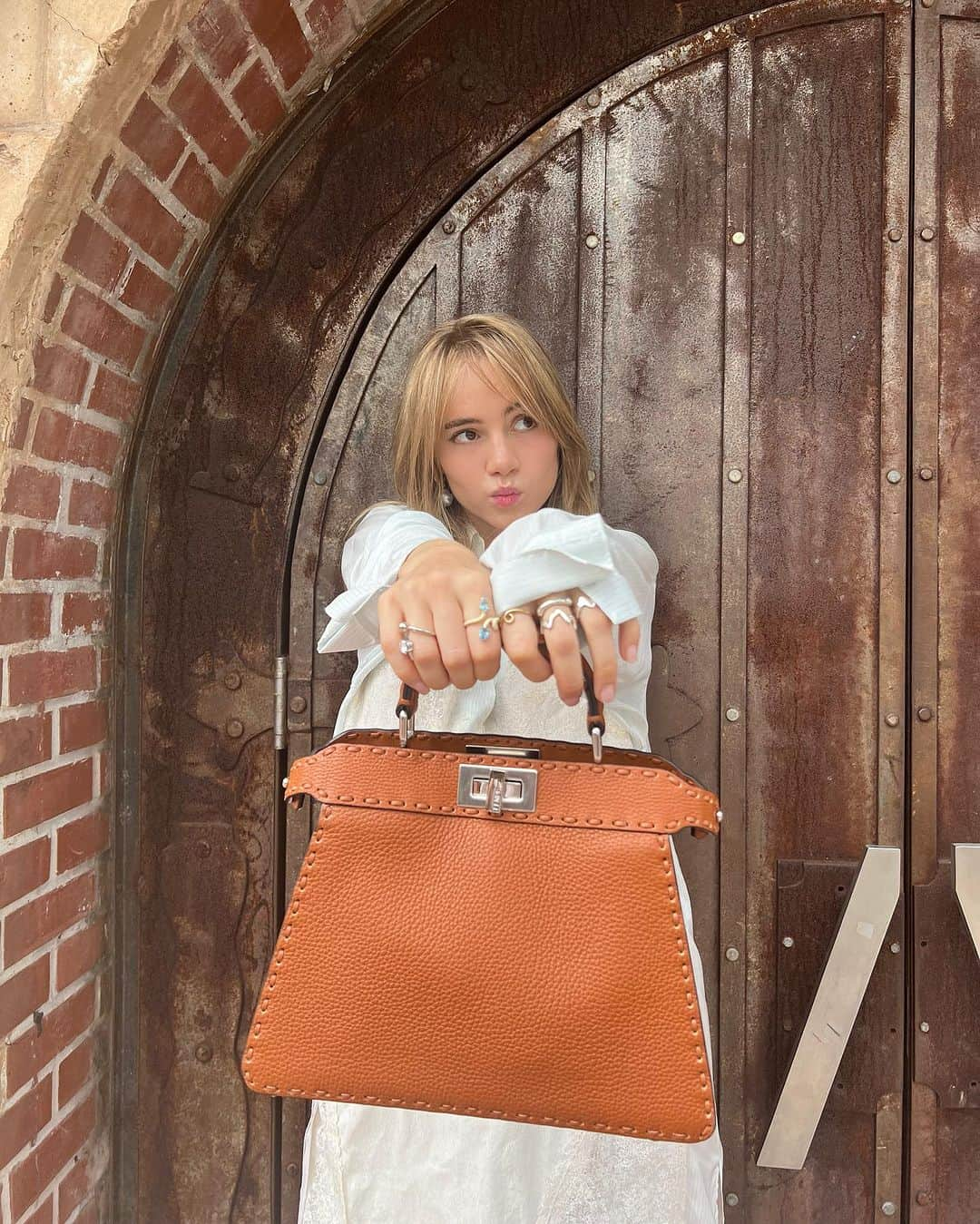 スキ・ウォーターハウスさんのインスタグラム写真 - (スキ・ウォーターハウスInstagram)「the super cutie peekaboo @fendi #fendipeekaboo」10月11日 4時49分 - sukiwaterhouse