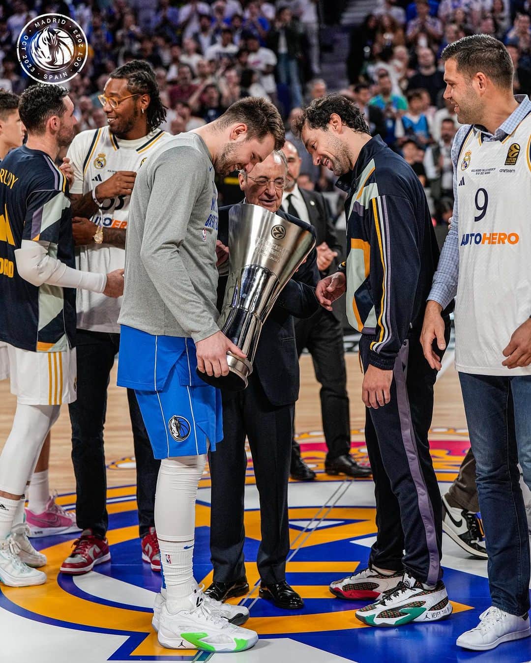 NBAさんのインスタグラム写真 - (NBAInstagram)「Luka reunites with his 2018 @euroleague Champion team 🏆 #MavsInMadrid #MFFL」10月11日 4時50分 - nba