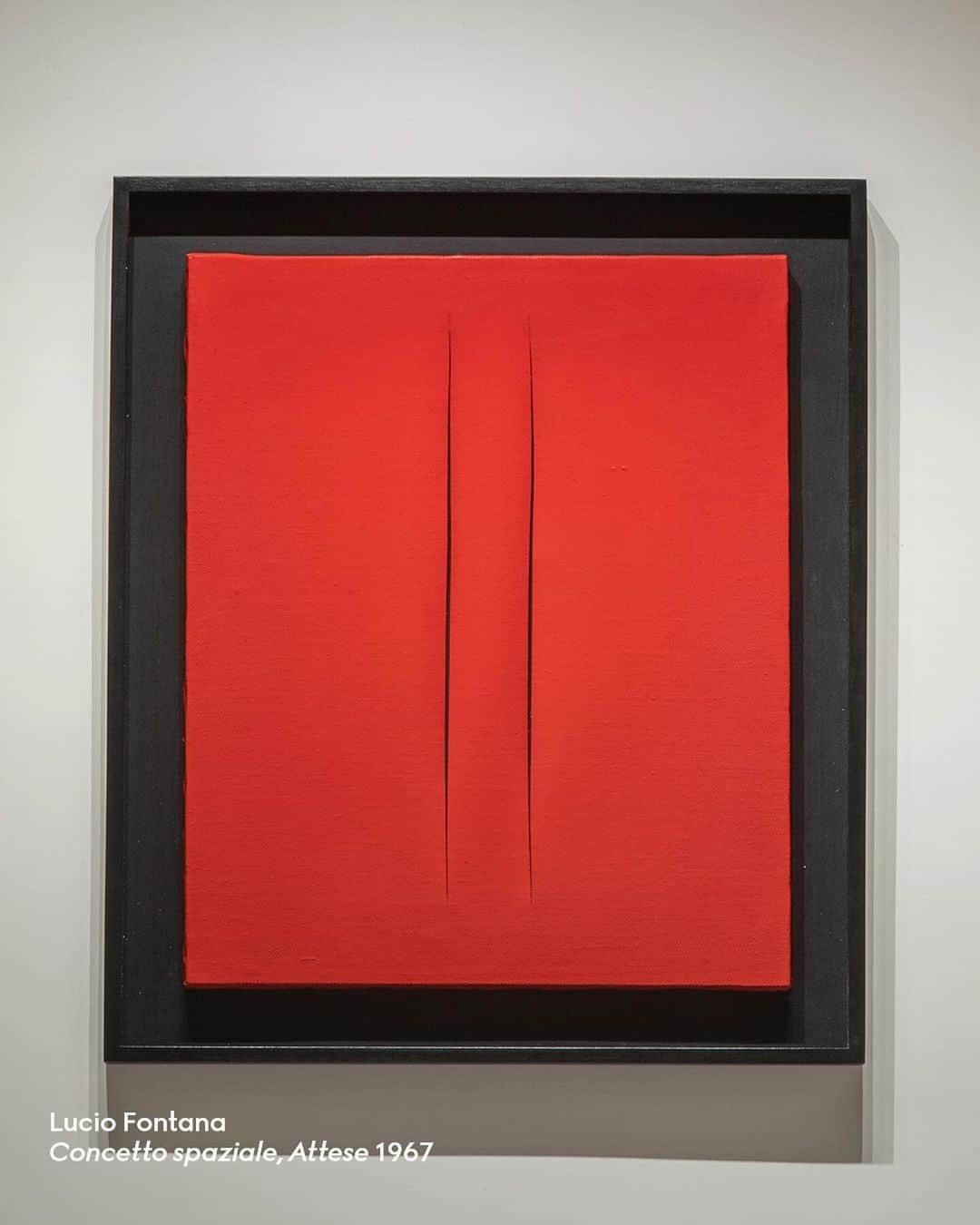 グッチのインスタグラム：「Breaking boundaries.   The works of modern and contemporary artists fill Gucci's New Bond Street store in London.   Artworks 1&8 Lucio Fontana, Concetto spaziale, Attese 1967 Courtesy of Tornabuoni Arte ©️ Fondazione Lucio Fontana by SIAE 2023 2-4 Pietro Consagra, Ferro trasparente arancio 1965 Pietro Consagra, Ferro trasparente viola scuro, 1966 Pietro Consagra, Ferro trasparente bianco I, 1966 Courtesy of a private collection, Milan 5-7 Alighiero Boetti, Calendario, 1983 Alighiero Boetti, Mettere i verbi all’infinito (Putting Verbs in the Infinitive), 1988 Alighiero Boetti, Ammazzare il tempo (Killing Time), 1979 Courtesy of Larkin Erdmann Fine Art  Curation by Truls Blaasmo」