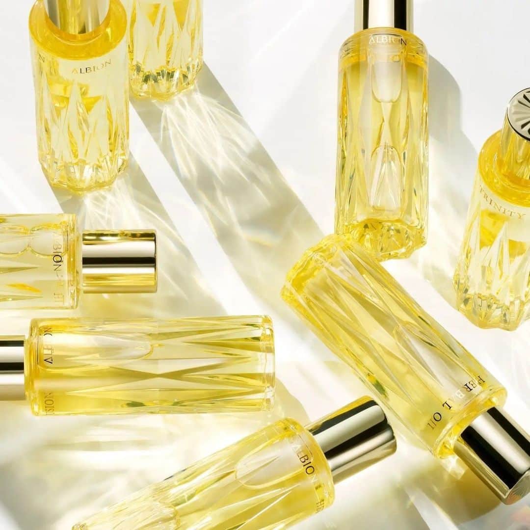 ShopBAZAARのインスタグラム：「With 65 years of history, including innovation after innovation on their list of ever-growing accomplishments, Japanese-based Albion is the skincare brand you didn’t know you needed. Shop the link in bio! #SHOPBAZAAR」
